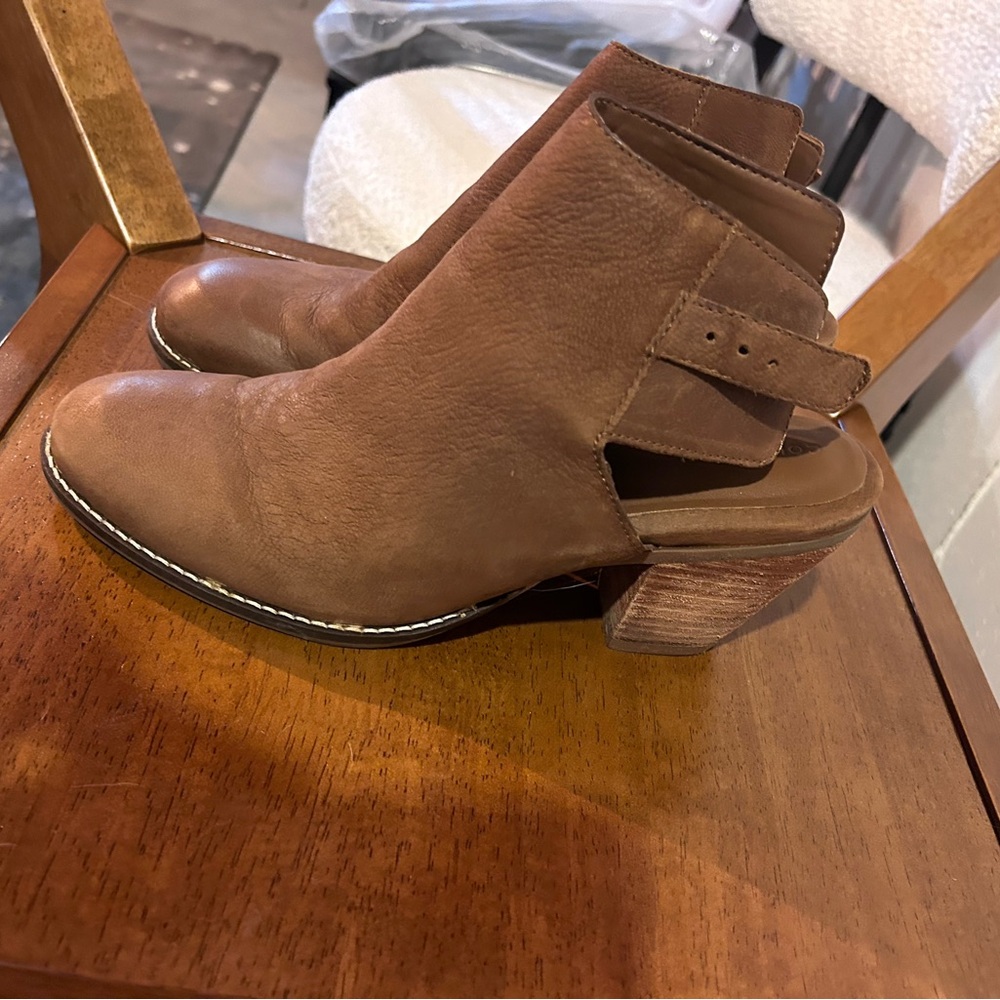 Cole Haan Women’s 9.5 stacked open heel bootie